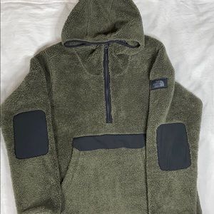 Woman’s north face Sherpa pull over